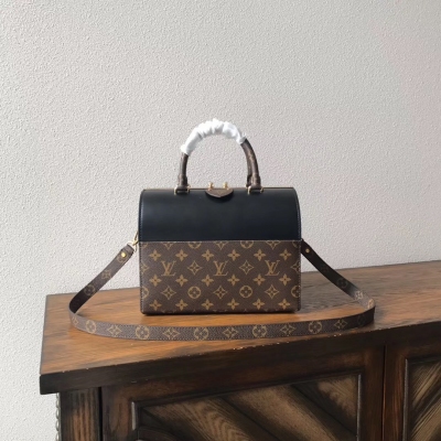 LV複刻版秒殺市場貨Louis Vuitton SPEEDY DOCTOR 25 路易威登手袋 M51468 在2018早秋系列中 新款Speedy Doctor手袋選用標誌性Monogram帆布與黑色小牛皮面料 配有醒