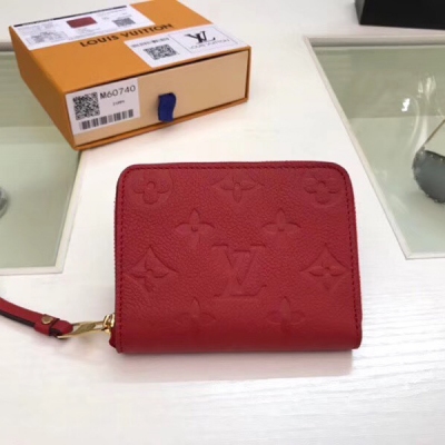 【LV頂級原單】Louis Vuitton M60740粉色 路易威登這款拉鍊零錢包為都市人提供了最理想的選擇。包身精巧緊湊，可以用來裝零錢、信用卡和折疊起來的紙幣。即使身上的口袋小，也可輕鬆地將它放入。尺寸:11 x 