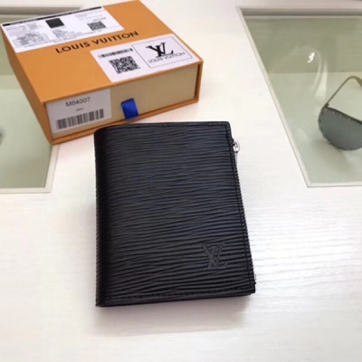 【LV頂級原單】Louis Vuitton M64022老花  路易威登此款由Damier Graphite格紋帆布面料裁制而成的Samrt錢夾風格成熟，功能實用。小巧設計，內部存放紙幣與信用卡，取用方便，帶撐板拉鍊外袋