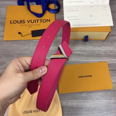 LV路易威登腰帶 海外原單私貨管道 Louis Vuitton女神必備單品 採用字切割的腰帶 使整個造型更加鮮明醒目 一面義大利進口荔枝紋 一面進口小牛皮做底 扣頭不鏽鋼鍍鈀 寬度30毫米 專櫃編碼M9363