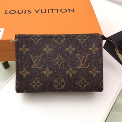 【LV路易威登頂級原單】M47546小號 Louis Vuitton Monogram帆布盥洗袋，小巧玲瓏，襯裡採用可水洗質料製造，側面採用接襠式設計，小巧卻實用。尺寸:15*10*4.5cm，包裝:配包裝盒