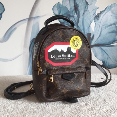 LV路易威登 Louis Vuitton PALM SPRINGS 迷你雙肩包 M42971採用Monogram Reverse帆布材質，此款新潮雙肩包是都市潮人的必備配飾，與路途中充滿活力的身姿完美契合。此款風格俏皮的