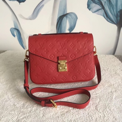 LV路易威登 Louis Vuitton POCHETTE METIS 手袋M44188紅色 此款Pochette Metis以嬌小身姿生動演繹優雅風格。選用柔軟的Monogram Empreinte皮革面料，緊致的包身