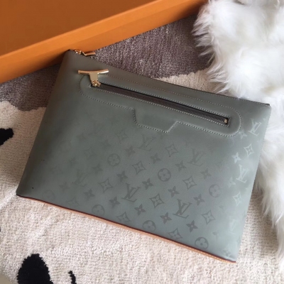 LV路易威登 Louis Vuitton M63240！LV以工匠的技藝精湛著稱，罕見的設計、特殊皮革將技術創新和經典風格相結合，突出路易威登世界的存在。錢夾內部設計精巧獨特，擁有各種口袋和信用卡槽。尺寸：13.8×10