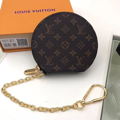 【LV路易威登頂級原單】M63597 小花零錢包 Louis Vuitton Bo?te 開頭語錢包是靈感的標誌性嬌小 Bo?te 開頭手提包由創意總監的房子路易威登 Ghesquière。這個微型便可以連接到一個袋子或