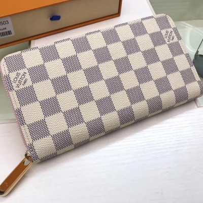 LV路易威登 頂級原單 Louis Vuitton N63503白格粉色 此款充滿個性、極為牢靠的Zippy拉鍊錢夾由Damier Azur帆布裁制而成，色澤鮮亮的拉鍊與皮革內襯充滿豔麗柔美之感。簡約純粹的設計風格，巧妙