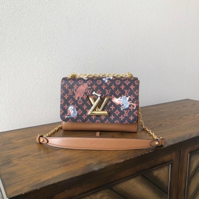 LV路易威登 TWIST MM貓 狗系列斜挎鏈條女包 Louis Vuitton M44408 外型小巧，容量可觀。 別致的弧形底座增加了手袋容量，可放置更多必需品。 可調節鏈條適合斜跨或優雅地肩背。 全市面最高品質！原