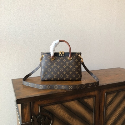 LV路易威登 複刻版 Pallas BB手袋到貨啦 Louis Vuitton 原單 官方貨號:M41241小號 黑色 尺寸：27 x 18x 8cm Pallas 手袋絕不只是一款漂亮時尚的手袋。 這款迷人的手袋融合運