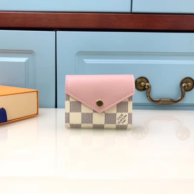 LV路易威登 頂級原單 N60168白格配粉色 LOUIS VUITTON Zoé 錢夾融合 Damier Azur 帆布與粉彩色調皮革勾勒信封式構型，翻蓋鑲綴金色路易威登按扣，迎接夏日清涼。小巧設計暗藏充裕空間，可輕鬆