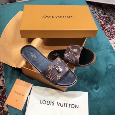 Louis Vuitton LV專櫃最新爆款特殊材料lock it系列鎖頭拖鞋，路易威登官網同步更新新款！超級重工重磅推出！鞋頭金黃色鎖頭雕刻lv字母loge蘊意美好的愛情故事！原版真皮大底，鞋面LV原版特殊材料，與原