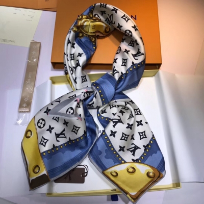 LV路易威登絲巾 官網專櫃同步 超級正點 VIP推薦 LOUIS VUITTON 新款絲巾 真心美的讓人非常非常心動 上身效果簡直美翻了 品質非常完美 整個圍巾給人大牌氣場的同時又非常精緻，讓整個人的層次提升好幾個le