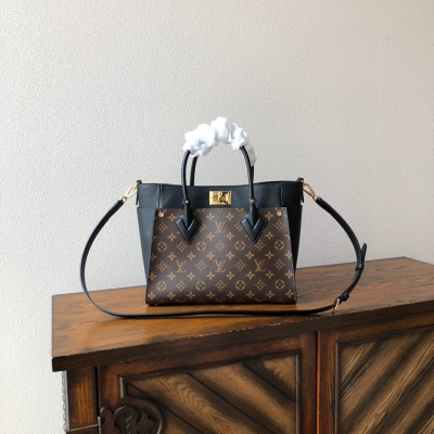 LV路易威登 官網最新款老花 黑色 LOUIS VUITTON M53824商務造型的理想配飾（尤為適合女士）此款實用的Tote手袋以金光閃閃的Monogram Flower掛鎖為特色。質感柔滑的皮革手柄與可脫卸包帶提供