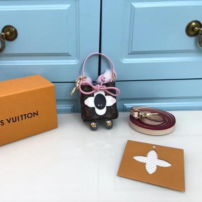 LV路易威登 這款 Wild Puppet Néonoé Koala 包飾與鑰匙扣的靈感源自經典 LOUIS VUITTON Néonoé 手袋，彰顯出品牌靈動活潑、創意十足的特性。路易威登傳統行李箱設計中的 Monog