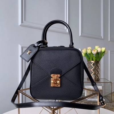 LV路易威登 原單 M55334 黑色全新 LOUIS VUITTON Néo Square 手袋將 S-lock 鎖扣等路易威登的元素融入摩登立方構型。可調節皮革肩帶和皮革手柄提供多種背攜方式。尺寸: 18.0 x 1