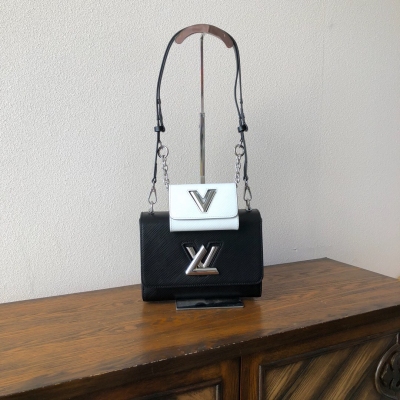 LV路易威登 頂級原單 M50280 50282 二件套雙子包水波紋 Louis Vuitton 這款別致的小型手袋藏有一個秘密：它比實際看起來要大。m50280雙下包二件套白金水波紋twist女包 設計巧妙的波紋狀包底