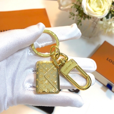 LV LOUIS VUITTON 路易威登扣時髦利器 簡單的字母背面都是不同種工藝 全是考驗技術的活！成品見效非常好看哈