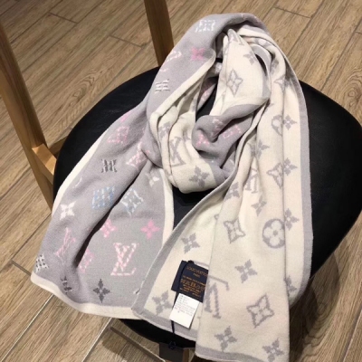 LV LOUIS VUITTON 路易威登圍巾 雙面撞色厚實溫暖羊絨圍巾 好好看啊！品質很好，AB面雙色設計，一條圍巾等於2條，洋氣又實用！非常厚實柔軟，最冷的天氣一條足夠！披肩圍巾多種用途！！尺寸規格：35cm*19