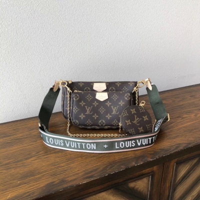 LV LOUIS VUITTON 路易威登 新品 Favorite 三件套M44823淺綠手袋以Monogram帆布製成的一款小巧輕便的三件套手袋可手提可斜挎搭配小掛包一包多用 它是你出席任何場合都可以攜帶的經典款式～尺