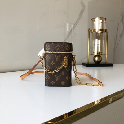 LV LOUIS VUITTON路易威登 M44914男裝藝術總監Virgil Abloh推出全新Phone Box手袋，造型小巧精緻，方便收納小件必需品。經典Monogram帆布面料，配有光滑的可調節皮質肩帶，並飾有V