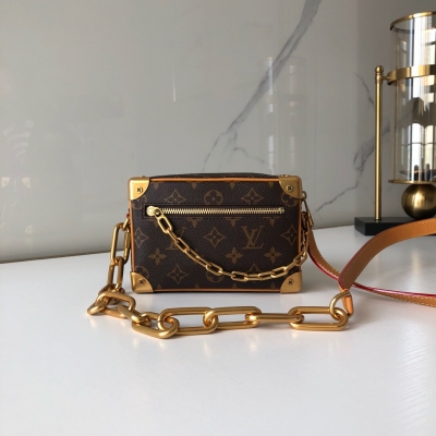 LV LOUIS VUITTON路易威登 M68906標誌性Monogram印花搭配對比色樹脂鏈帶，男裝藝術總監Virgil Abloh為這款Mini Soft Trunk手袋賦予路易威登經典外觀。此款箱形手袋棱角分明，