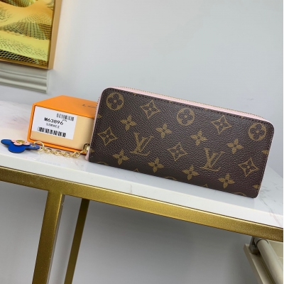 LV LOUIS VUITTON路易威登 M63896 藍色花朵！CLéMENCE 錢夾 路易威登經典款 Clémence 錢夾在粉色皮革飾邊和 Monogram 花卉的點綴下，散發柔美魅力，是雅致與功能的理想融合。20