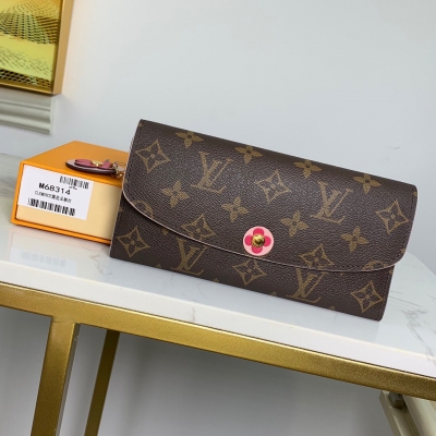 LV LOUIS VUITTON路易威登 M68313 圓花朵！粉色！EMILIE 錢夾 Emilie 錢夾選用 Monogram 帆布烘托枚紅白雙色花朵，再以 Monogram 花卉點綴拉鍊頭與按扣。打開翻蓋，即可顯露