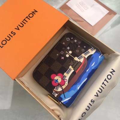 LV LOUIS VUITTON路易威登 N60258 特別介紹 海外特供（專櫃貨） Zippy 拉鍊零錢包身披經典 Damier 帆布，以繽紛筆觸記錄吉祥物 Vivienne 乘坐鳳尾船暢遊河上之景，致意路易威登的旅行