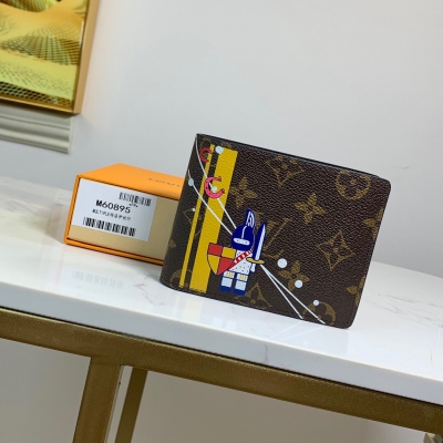 LV LOUIS VUITTON路易威登 M60895 特落伊絲印！MUL TIPLE 此款錢夾Louis Vuitton HHI！ 系列，設計時尚低調，便於收納紙幣、信用卡與收據，輕便耐用，可輕易放入上衣或褲裝口袋。尺