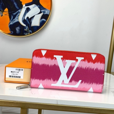 LV LOUIS VUITTON路易威登 2020新款、M69110紅色！LV ESCALE ZIPPY 錢夾 路易威登經典 Zippy 錢夾於 2020 夏季 LV Escale 皮具和配飾系列再換新顏。Monogra