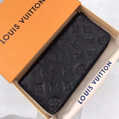 LV LOUIS VUITTON路易威登 M62902 特別介紹 海外特供（專櫃貨） 注重優雅感與安全性的Zippy拉鍊豎款錢夾，由柔軟的小牛皮裁制而成，飾有標誌性路易威登壓紋。極富質感的純黑配色與簡約造型相得益彰，環繞