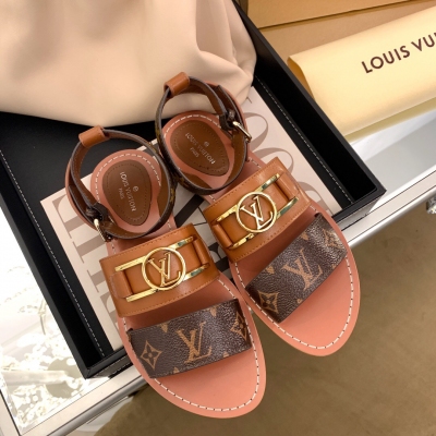 Louis Vuitton LV路易威登 老花平底涼鞋系列頂級上新 頂級品質！一款擺在那似乎平平無奇，上腳確非常出彩的鞋子！老花搭配品牌五金Logo裝飾質感滿滿！鞋面原版一比一定制牛皮，原版私模五金扣，內裡車縫線牛皮，