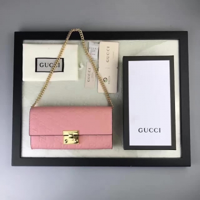 【gucci·leather】此款鏈帶皮夾採用Padlock系列的新款造型，配有按扣和鑰匙鎖扣開關細節，靈感來源於檔案包 。採用熱壓印技術的Gucci Signature真皮精製而成，觸感厚實，官方獨有的身份代碼  專櫃