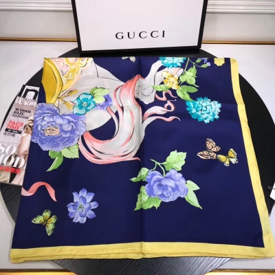 Gucci古馳絲巾 氣質女人味~實物搭配服飾更顯大牌來自當紅的gucci品質絕佳，真的妥妥的入集合大牌的奢華，女人味和時髦於一體隨便圍圍都是滿滿的調調~100%桑蠶真絲，春秋搭配簡單的白襯衫，秋冬搭配皮衣大衣真的都超級