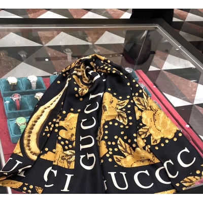 Gucci古馳 氣質女人~專櫃同步 來自當紅的Gucci，品質絕佳，真的妥妥的 集合大牌的奢華，女人味和時髦於一體 100%桑蠶真絲，柔軟.光澤 定制級面料.賦予了圍巾容易造型.非常重磅奢華的設計，上身卻別樣襯得高貴氣