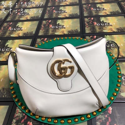 Gucci古馳 新款。市場頂級獨家控貨，專櫃品質 採用進口牛皮，原廠五金！精緻做工。 獨家實物拍照 品質如圖可見。款號: 568857。尺寸：寬30*高25*側寬6。顏色：白色。