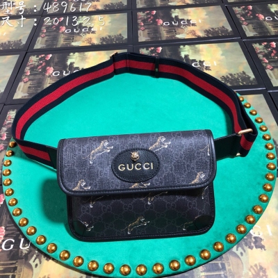 GUCCI古馳 新款。市場頂級獨家控貨，專櫃品質 採用進口牛皮，原廠五金！精緻做工。 獨家實物拍照 品質如圖可見。款號: 489617。493930。尺寸：寬20*高13*側寬2.5。顏色：克pvc印虎。 尺寸：寬24*