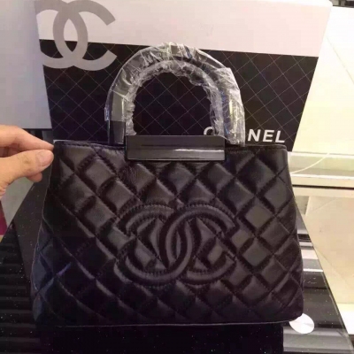 chanel2015殿堂級神物..瑟瑟..突襲。逆襲複雜的工序來個高貴簡單羊皮款真正的爆款..出門逛街款 尺寸27*20*9，款號9826！