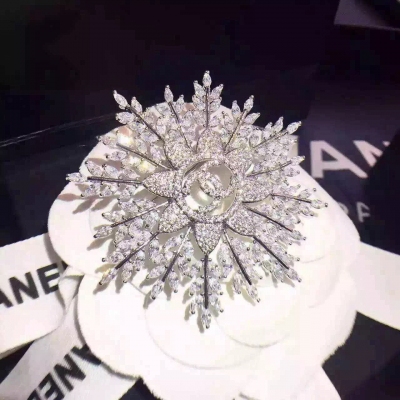 Chanel 雪花款款胸針 麥穗冬天時的羊絨衫啊各種內搭都可能有點單調 胸針是很不錯的配飾 瞬間細節感和品味滿滿!