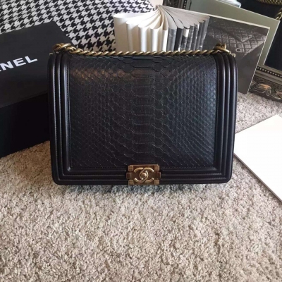 CHANEL  leboy  30cm   進口南非蟒蛇皮黑色金鏈出貨啦，骨邊飽滿   皮質是那麼的自然   細節是那麼的動人底部擠壓不變形，上身絕對高端大氣上檔次、超好搭配衣服