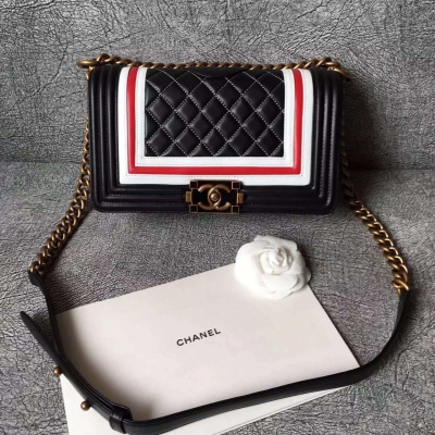 Boy chanel Flap Bag 劉雯說，一款能搶眼球的包足以掩蓋你任何的不搭，說得真對 限量版拼色 Boy chanel 迷 怎通不開發這種殿堂級的Boy  這款的五金很特別 五金都采用有色銅金納米技術，為了達到