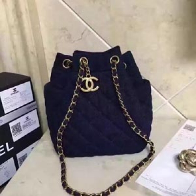 Chanel 菱格牛仔桶包 小號尺寸：20*22*13。 絕對愛不釋手的一款！牛仔布的活力，搭載經典菱格紋，氣質滿滿又不失可愛。開春時節萬物復蘇，輕鬆又休閒的實用款買買買起來。