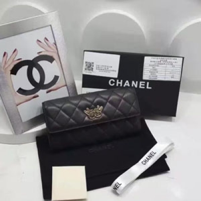 Chanel義大利原廠頂級小羊皮兩折錢包富有個性 勝利手勢這款由香家主帥karl Langerfeld打造高端大氣上檔次簡直是美醉 型號：2255 尺寸：19*4*10