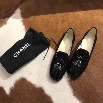 原單頂級貨！CHANEL 17秋季新品 生生用兩隻正品打磨出來的硬貨…極具香家的名媛氣息一款簡簡單單的樂福單鞋，但內容大有乾坤，不是誰都敢挑戰…鞋頭面雙反口拼接，再加上鞋口的滾邊 線條相當精准…加上畫龍點睛似的流蘇…鑲