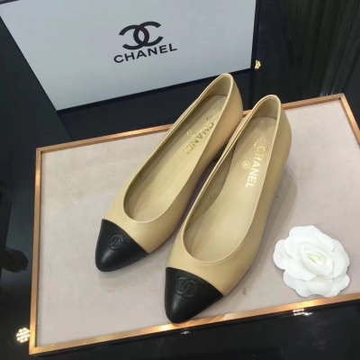 Chanel 2017早秋頂級經典款～鞋櫃中必備款，特殊管道的高端貨～最新出大底邊條純玫瑰金～美！質感相當好！義大利混種羊~羊皮內裡，義大利純手工高端定制真皮大底～純玫瑰金邊條，平跟3cm，義大利進口獨家開模五金！si