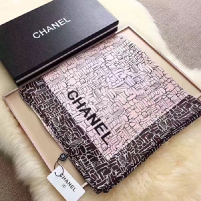 CHANEL香奈兒新品頂級真絲絲巾！驚喜至極專櫃品質全世界專櫃都在賣的款分層顏色美豔至極。100%真絲。手感細膩柔糯。極品可稱140x140cm