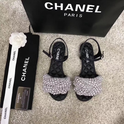 Chanel香奈兒 18ss經典珍珠涼鞋 新品 駕到 專櫃主打，重工單品 專櫃櫥窗裡陳列的模特，腳上都是這雙珍珠矮跟小拖鞋。Hk專櫃原版購入開發、原版鑲嵌的凹凸珍珠很容易成為就焦點，穿上了超級仙！明眼人一看就是高級貨色