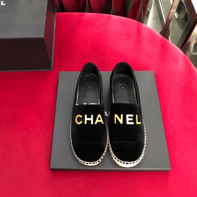 香奈兒CHANEL 18 AW Coco Niege系列最新漁夫款 Coco Niege系列款更具日常，超舒適休閒的一款，旅行日記必備，很簡約更百搭，很香奈兒的調調！新設計過的logo超有質感，左右拼接的設計很酷！正品