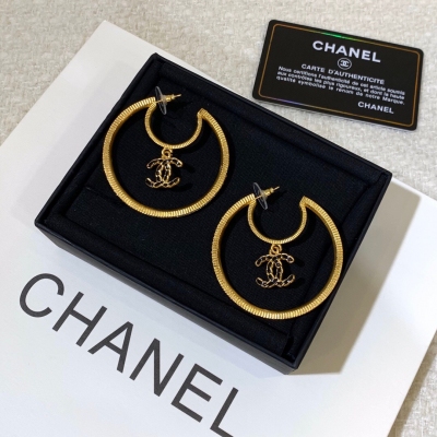 Chanel香奈兒 新款雙圓環耳環 以雙圓環的形式搭配品 牌經典cc、正反兩面分別運用黑色琉璃與手工雕刻，圓環搭配施華洛水晶，質感簡直不要太好 簡約大氣、時髦范兒十足，助陣你完美時尚造型