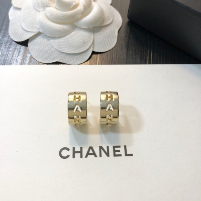 CHANEL香奈兒 新品小香兒耳釘 正品黃銅底材 頂級電鍍工藝 施華洛世奇鑽 通勤、度假 搭配各種造型，隨性又經典 個性小仙女推薦必備自留款