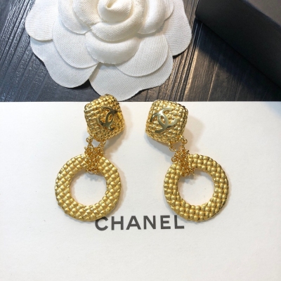 CHANEL香奈兒 新品小香兒耳夾 正品黃銅底材 頂級電鍍工藝 施華洛世奇鑽 通勤、度假 搭配各種造型，隨性又經典 個性小仙女推薦必備自留款